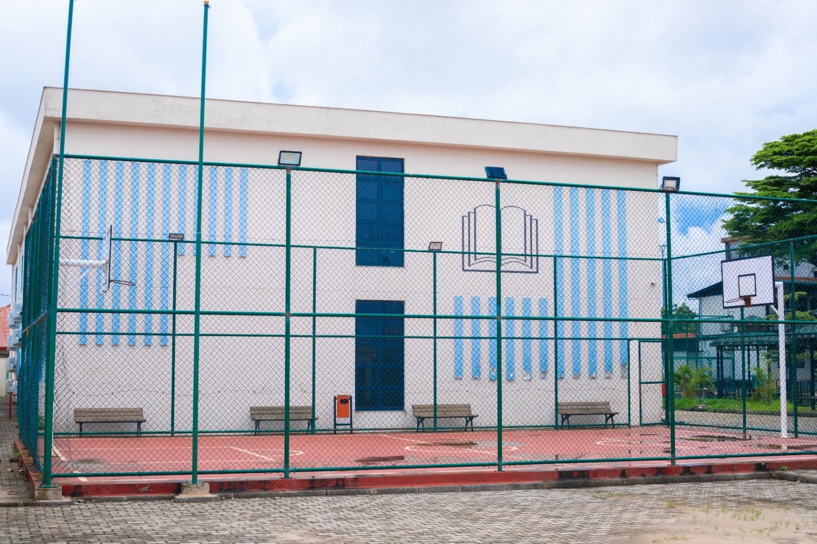 Le terrain de basket